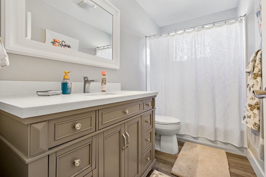 Full Guest Bath Upstairs