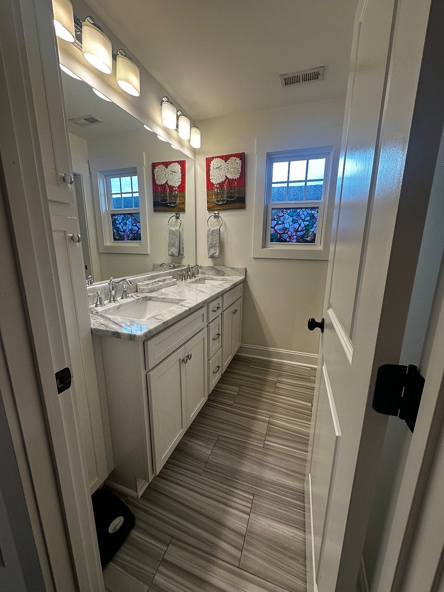 Ensuite bathroom, primary