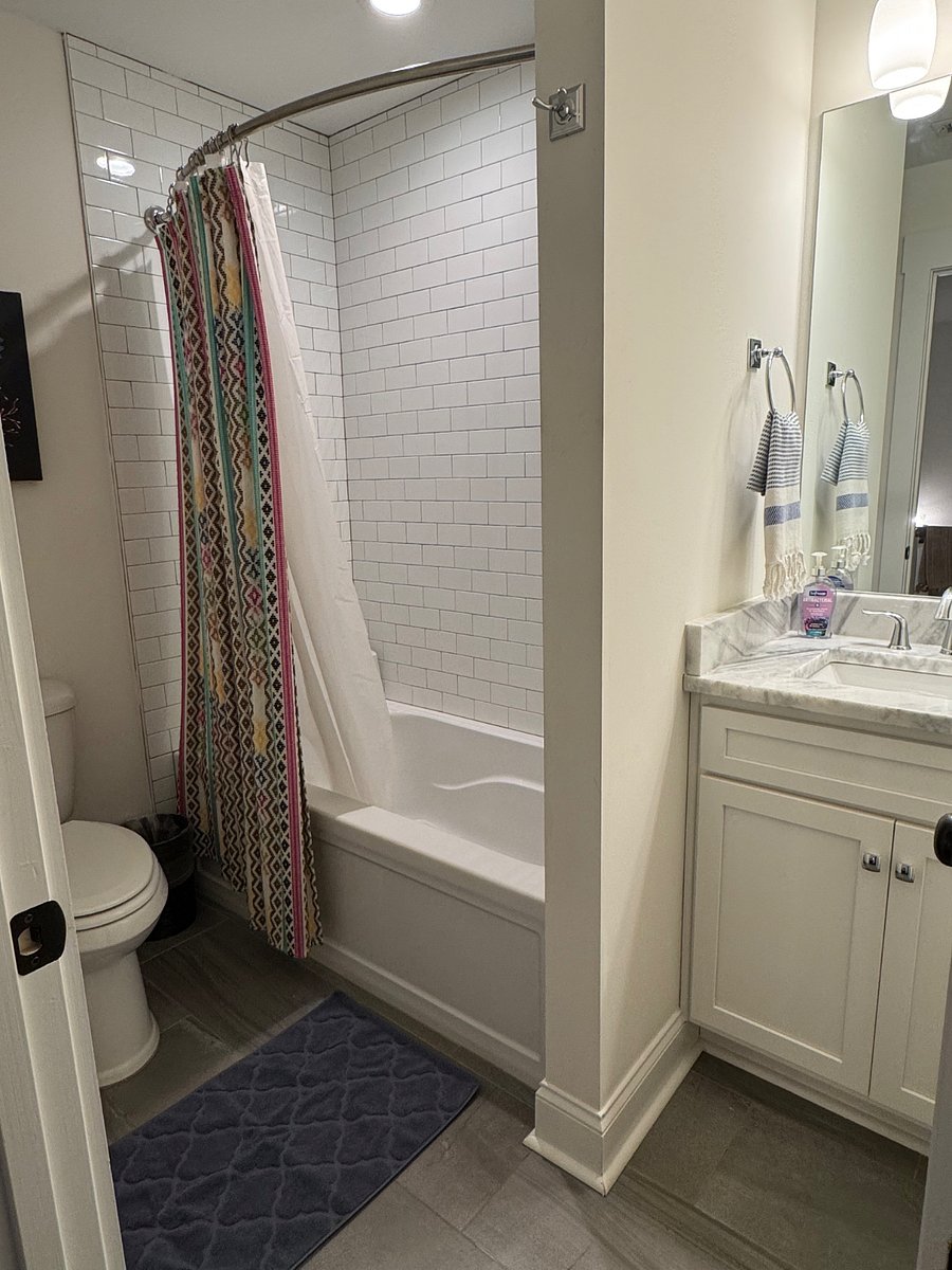 Full bathroom, 2nd floor
