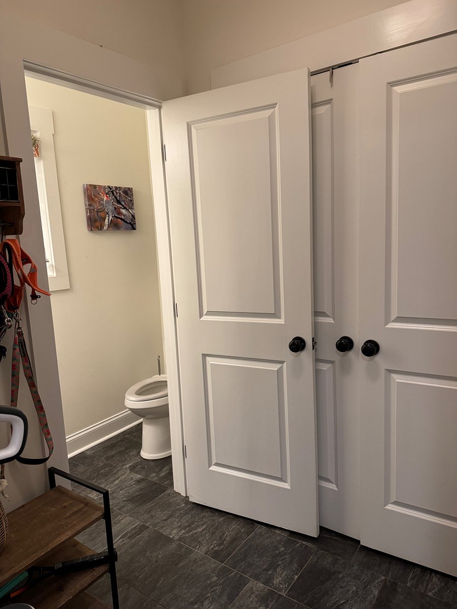 1/2 bath, mudroom off of the kitchen
