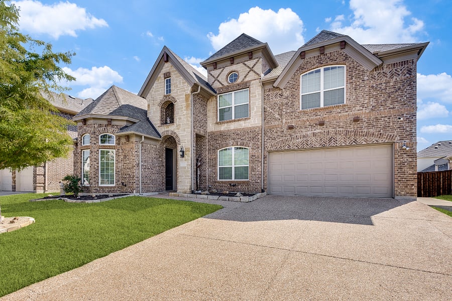 Escape to Little Elm, TX in Frisco Hills and make this private guest house suite your next getaway. You may park on premises using the far right side of driveway. You can also park on street next to house.