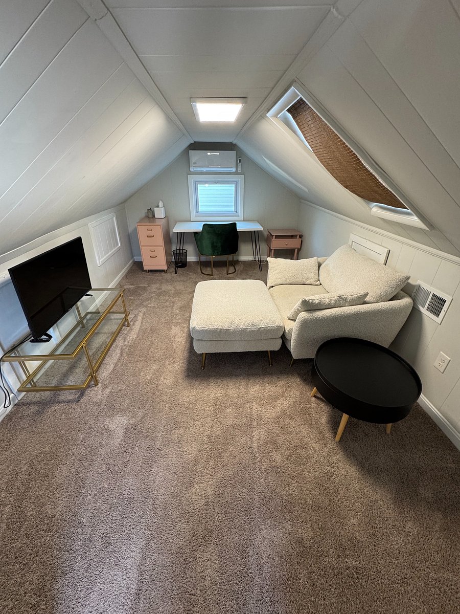 Upstairs office with lounge area