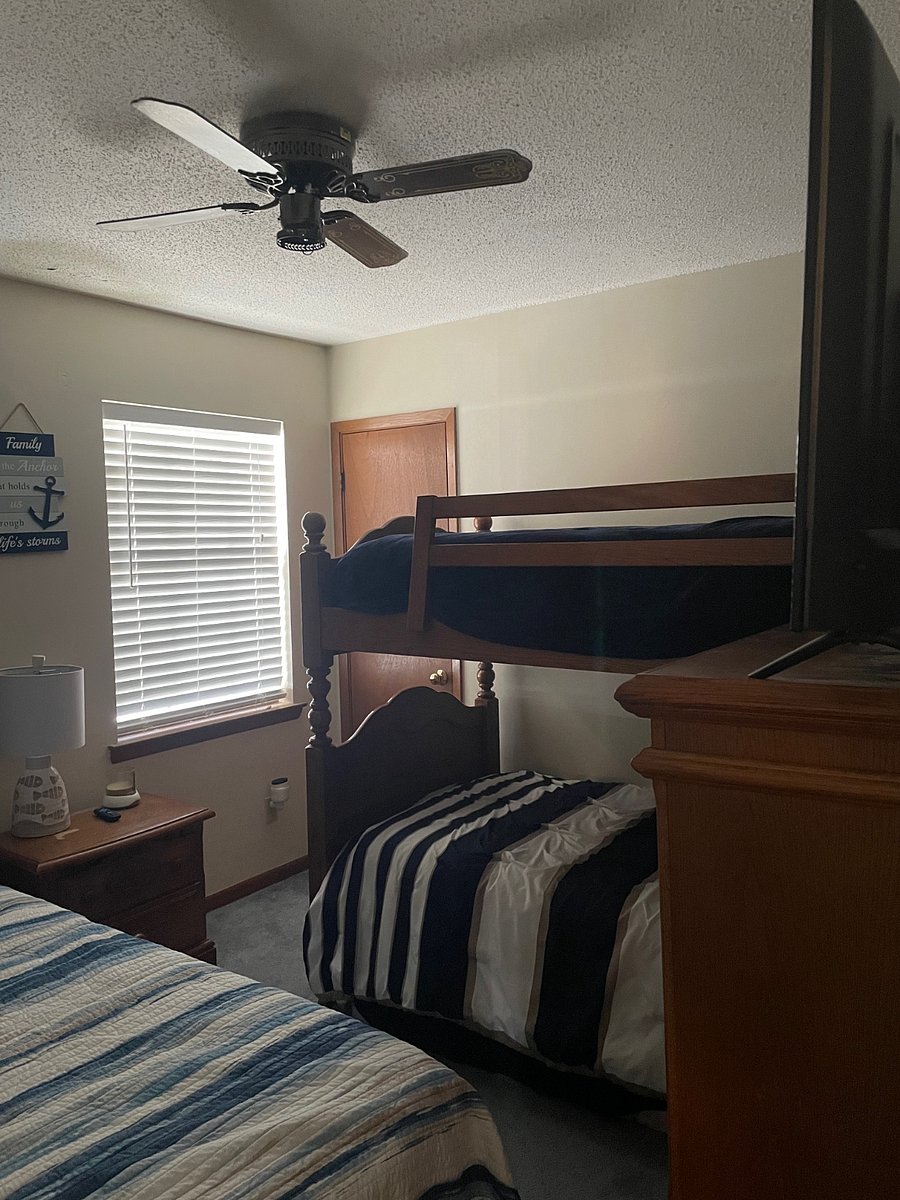 Guest Room with Queen and Bunks