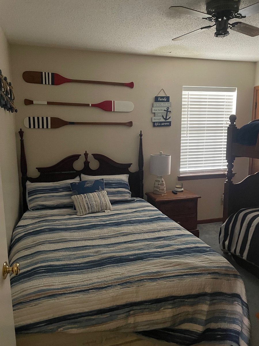 Guest Room with Queen and Bunks