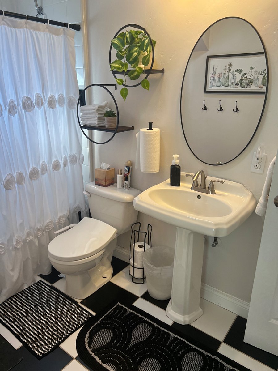 Upstairs shared bathroom
