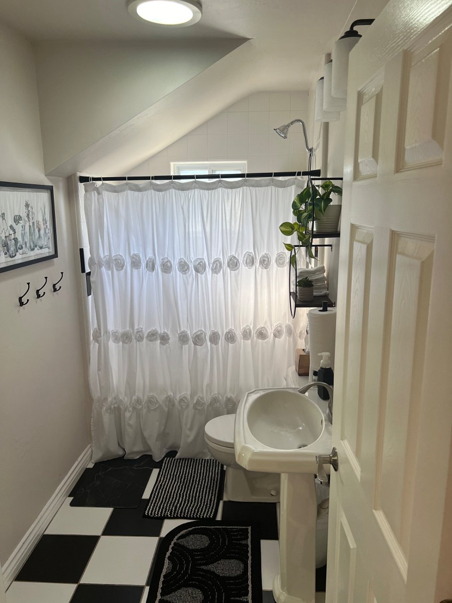 Upstairs shared bathroom