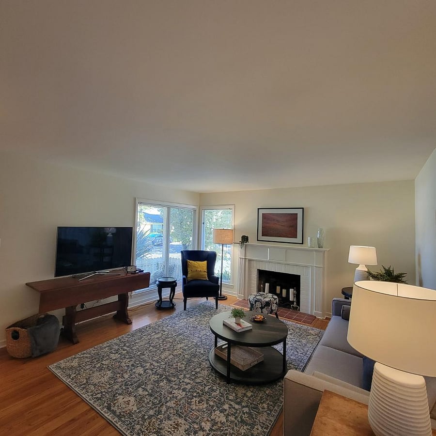 Living room. Oak floors. spacious room