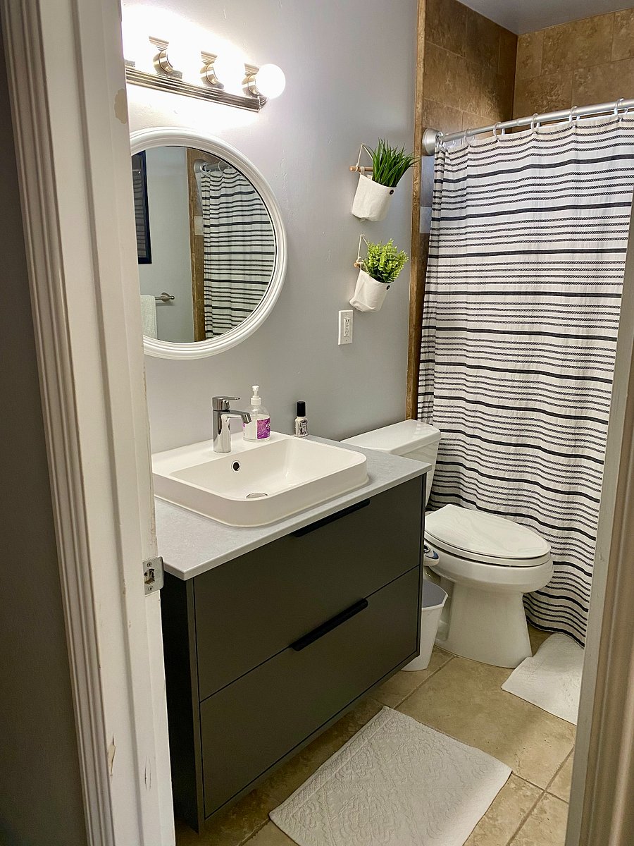 Hallway bathroom: this is only for tenant use