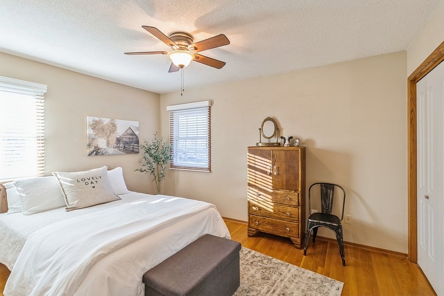 1 Upstairs room, queen bed
