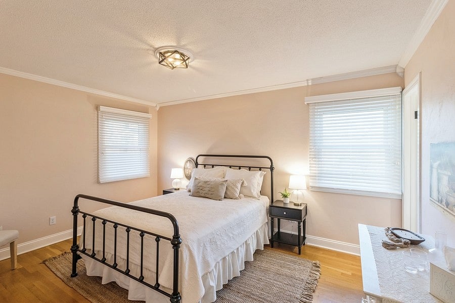 2 Upstairs room, queen bed