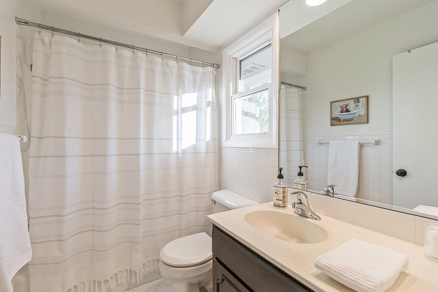 Full bath in upstairs hallway