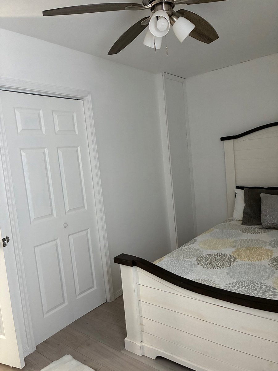Second bedroom with queen size bed