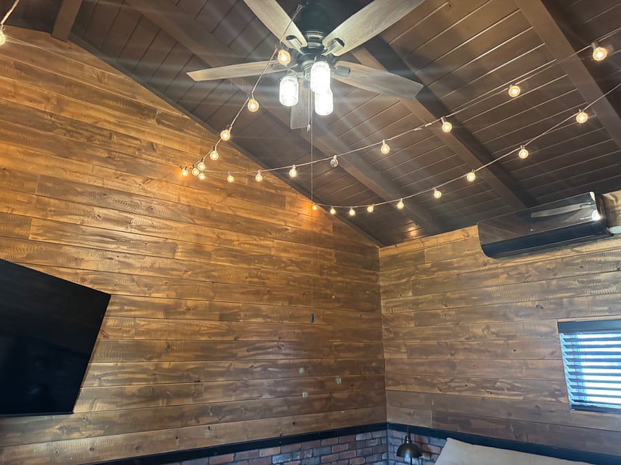 Ceiling fan and accent lights. 