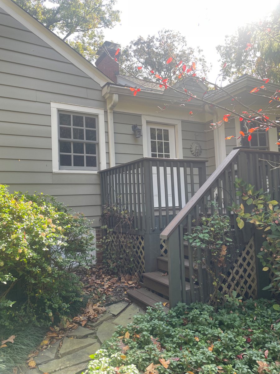 Private entrance with small deck