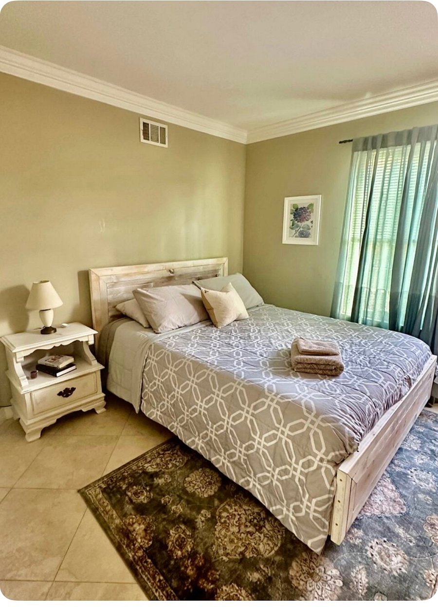 Downstairs bedroom. Queen size bed. 