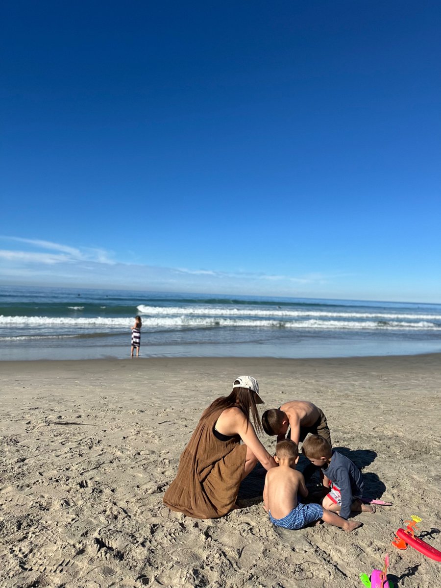 Less then 10 miles to Del Mar beach. 
Easy access to the freeways I-56, I-15 and I-5.  