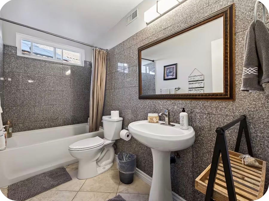 Downstairs full bathroom 