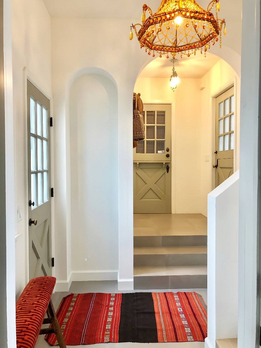 Interior Common Hall entrance to 1BR 1BA Mother in Law Quarters from Palm Ave. porch