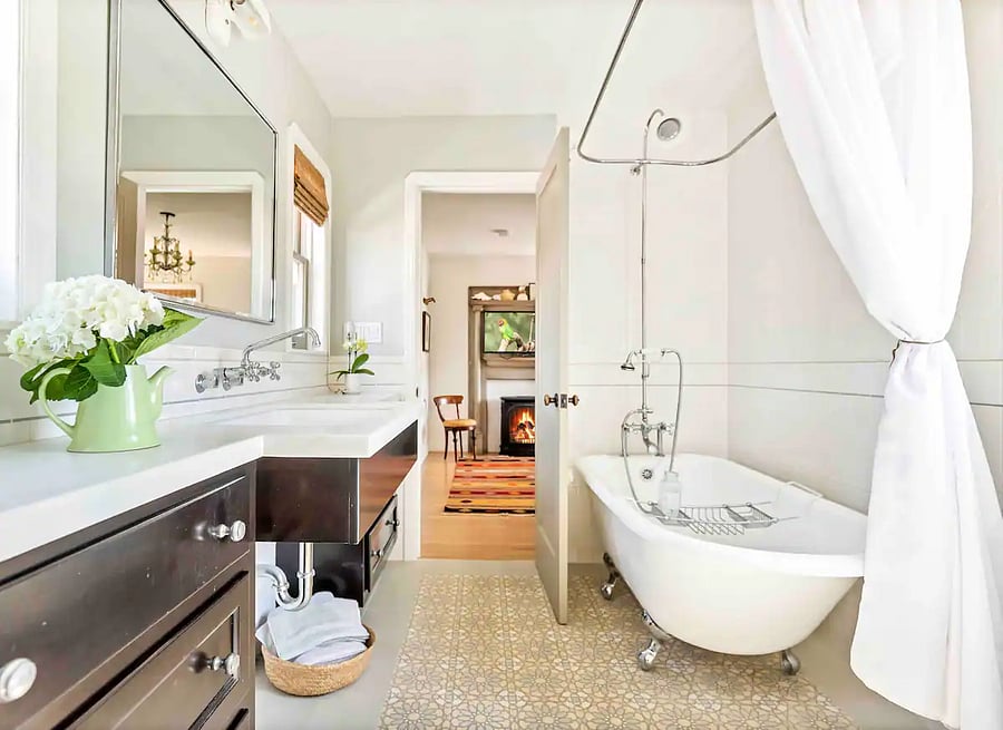 Upper mother in law guest quarters - ensuite Bathroom with tub/shower combo and hand held shower head.
