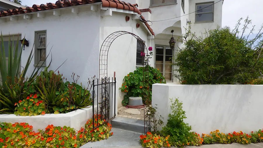 Separate Palm Ave entrance to Mother in Law Guest Quarters.