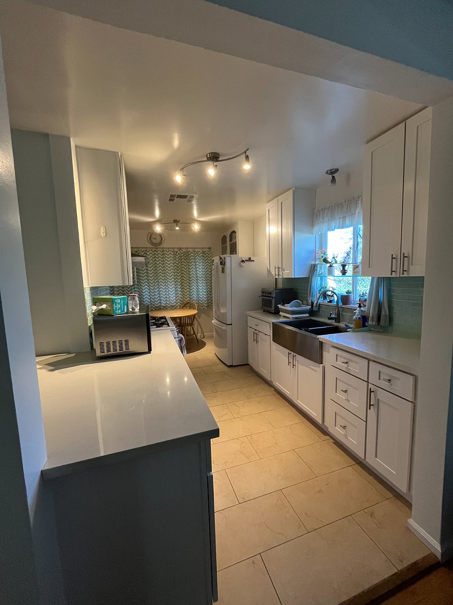shared kitchen gadgets: Microwave, Air fryer, Toaster, Gas conventional oven/Broil/stove, blender, pots/pans, utensils, plates/bowl, cups.
No dishwasher (provides rubber gloves)