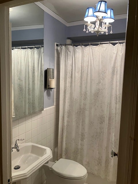Bathroom with shower/tub combo, great water pressure!