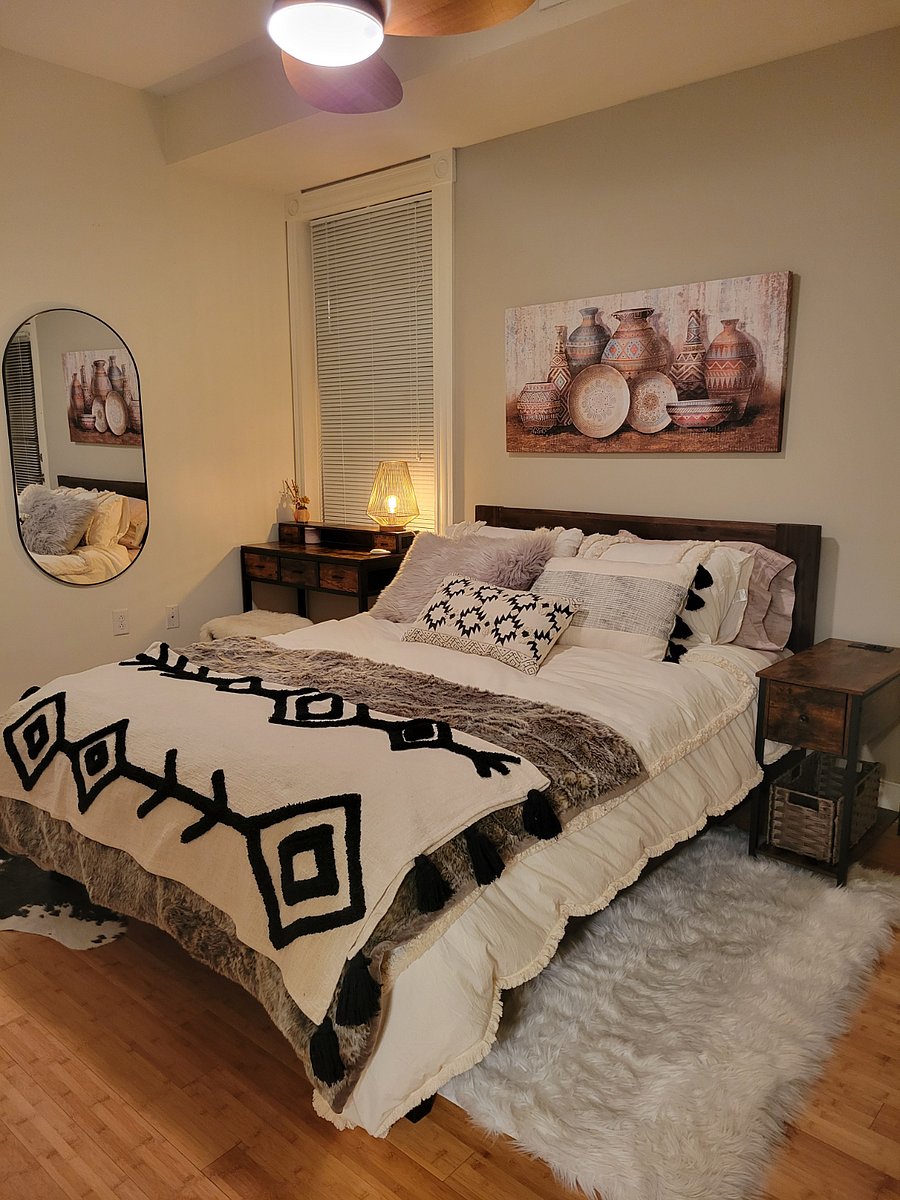 Guest bedroom, also with en-suite bathroom.