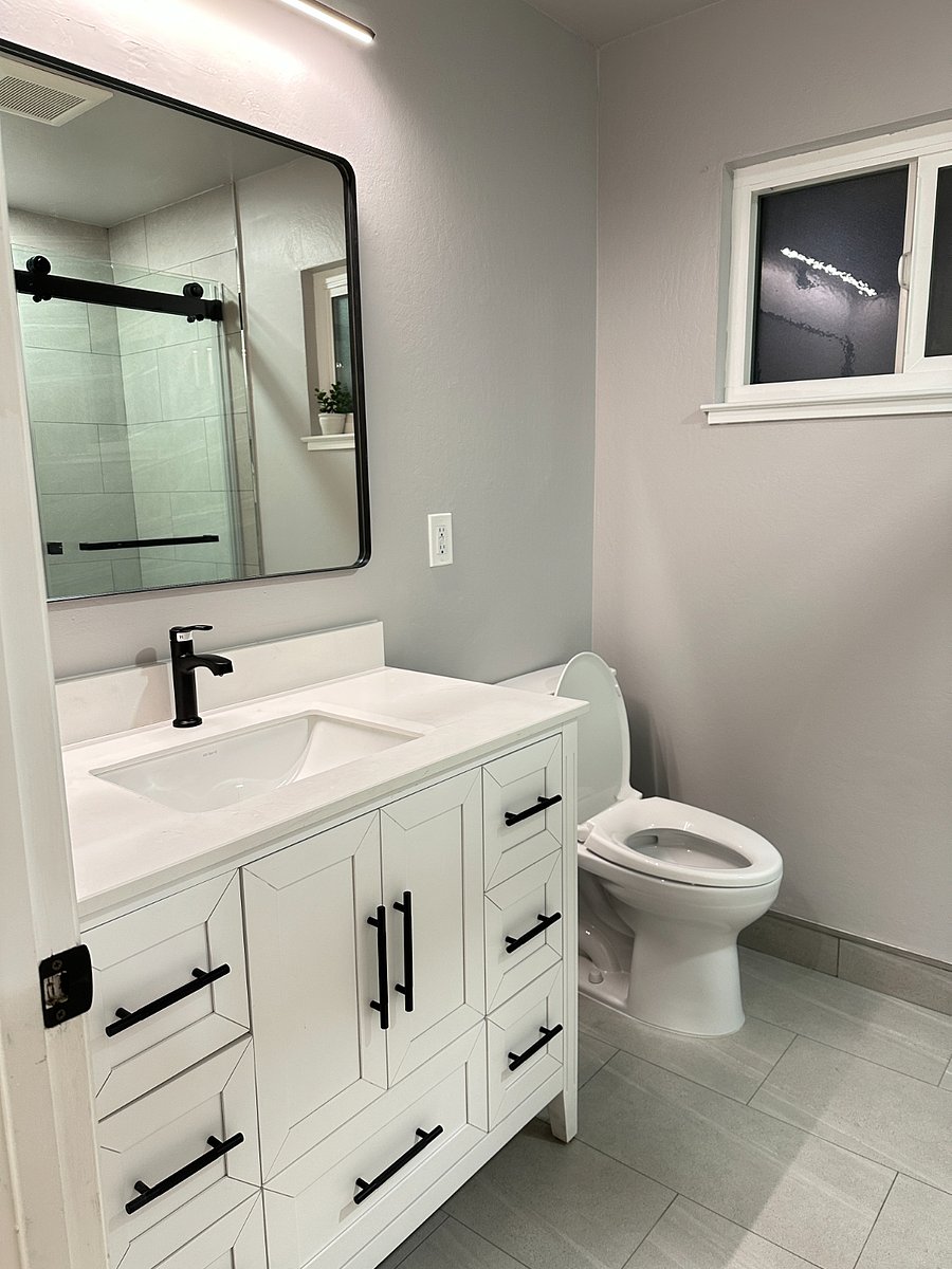 Full bathroom on 2nd floor