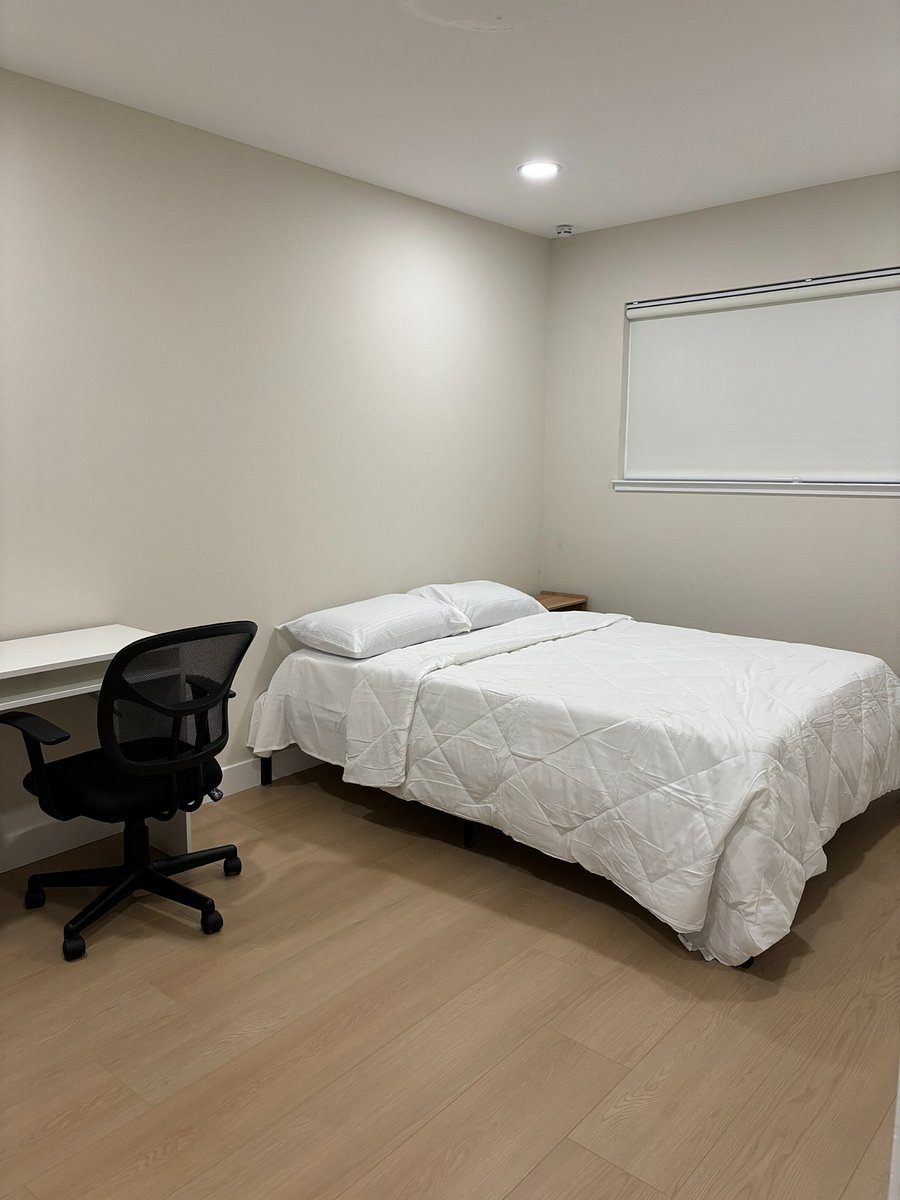 Bedroom #2 with queen size bed, desk+chair