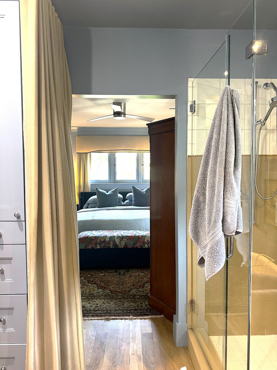 Thermostatically controlled shower