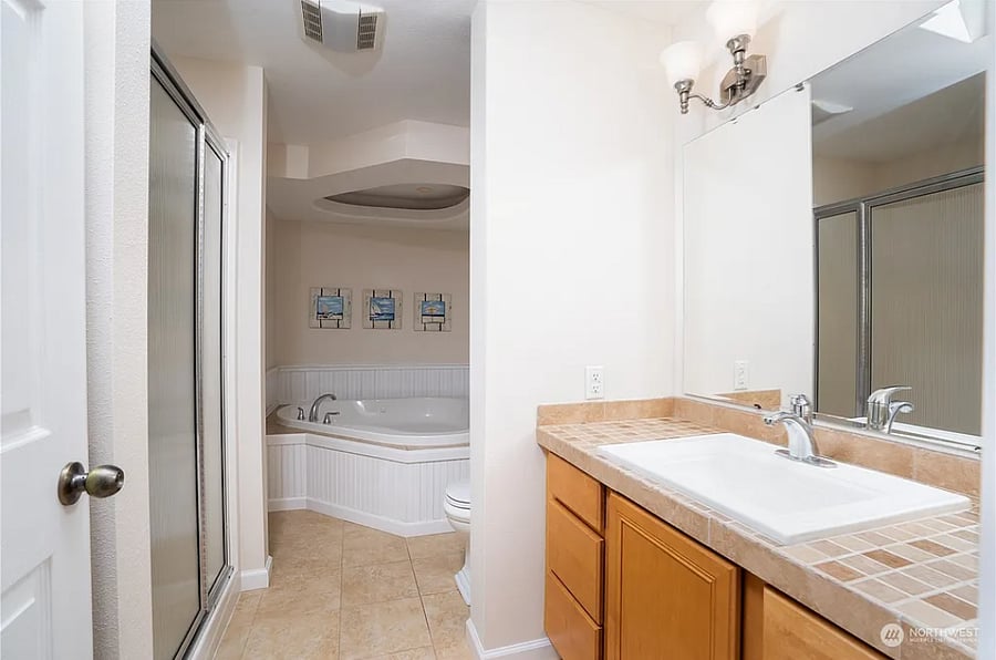 Primary en suite with massive soaker tub