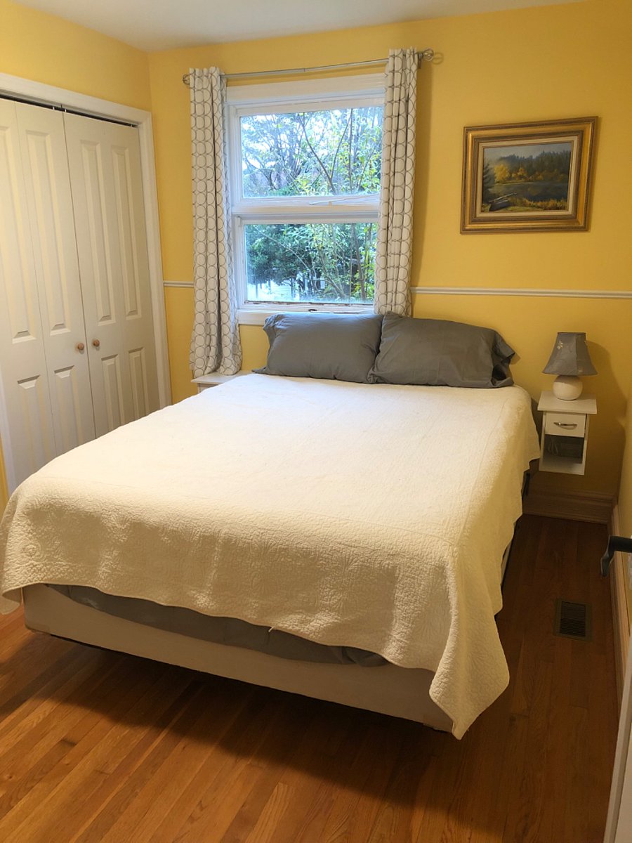 Cozy second bedroom with queen bed