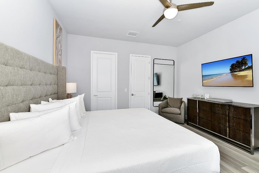 Master Bedroom: King Size Bed, TV in room