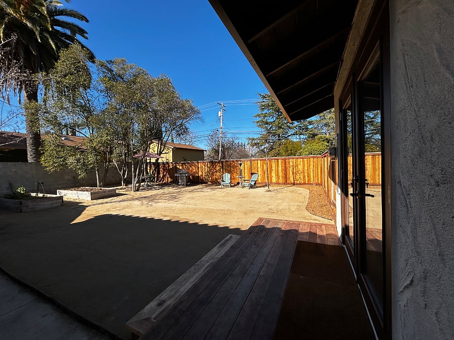 all fenced private yard