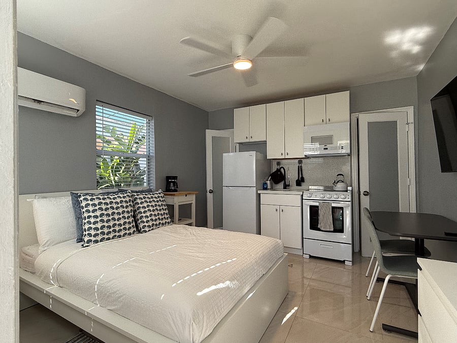 Studio with Queensize Bed and Kitchenette