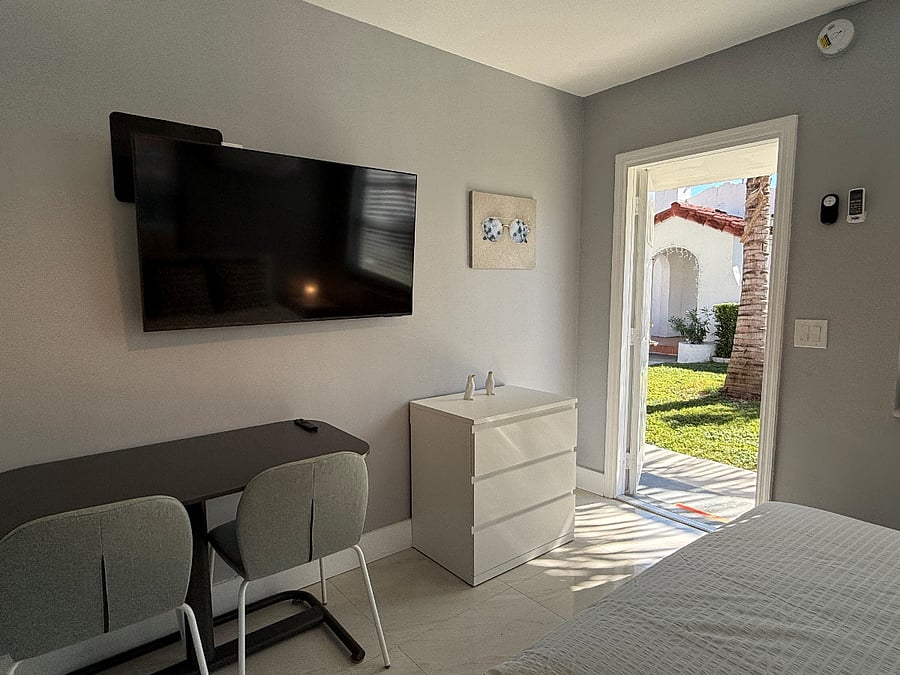 Table with adjustable Height so it can be used as desk or for dining.
50'' Smart TV