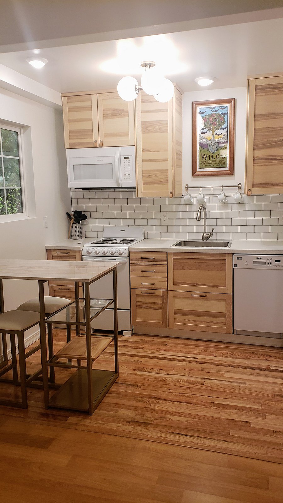 Eating nook & full range oven.