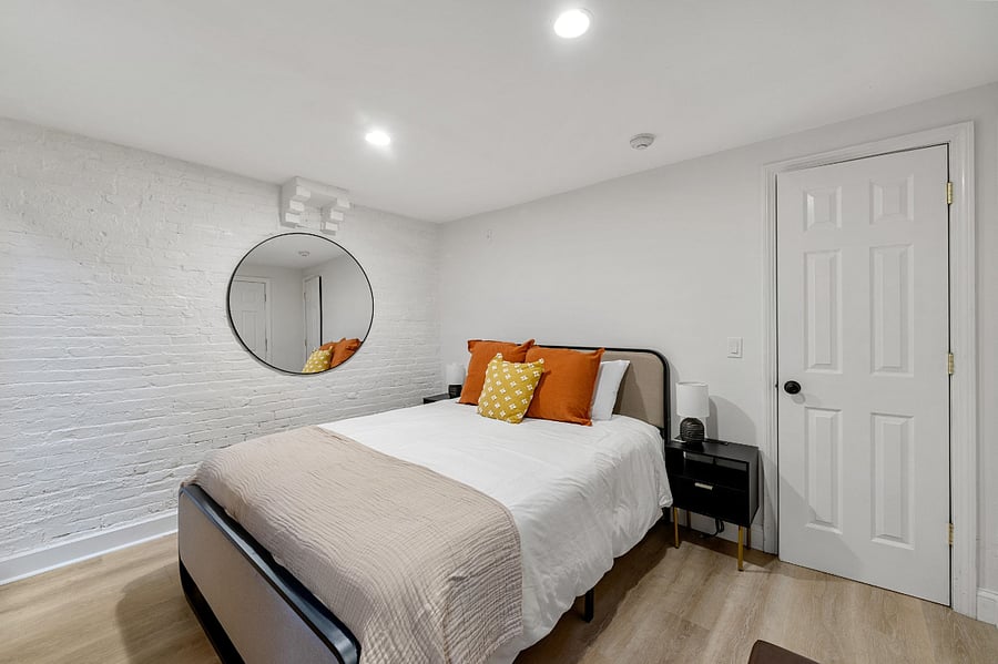 First bedroom Queen Bed 