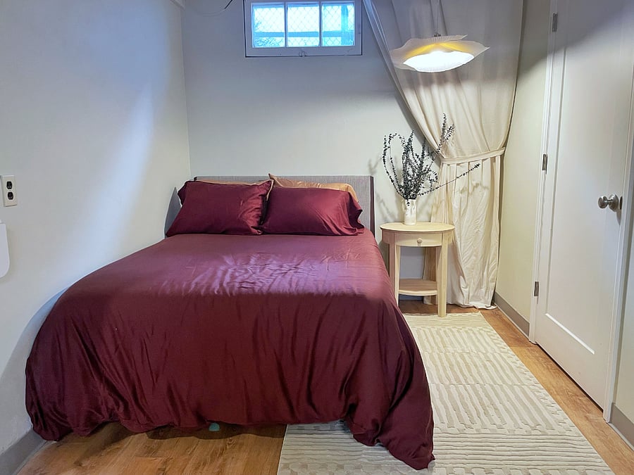 Basement bedroom (full-size bed)