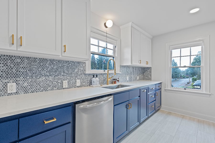 Fully stocked kitchen w/ dishwasher