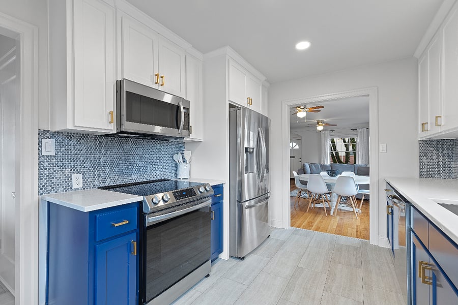 Full size, stainless steel appliances