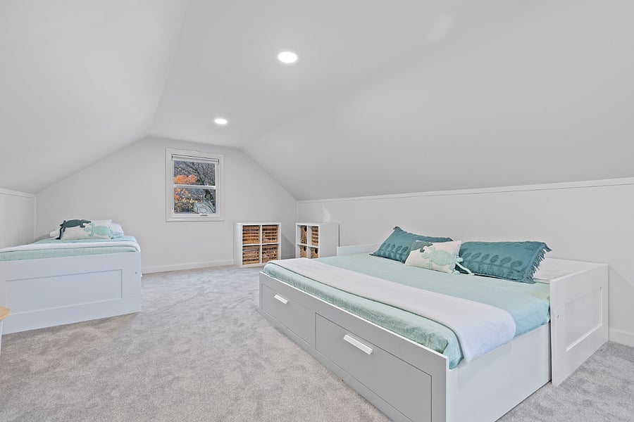 Beds for up to 4 additional guests in bonus room