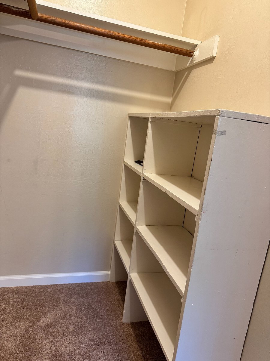 Walking Closet View1