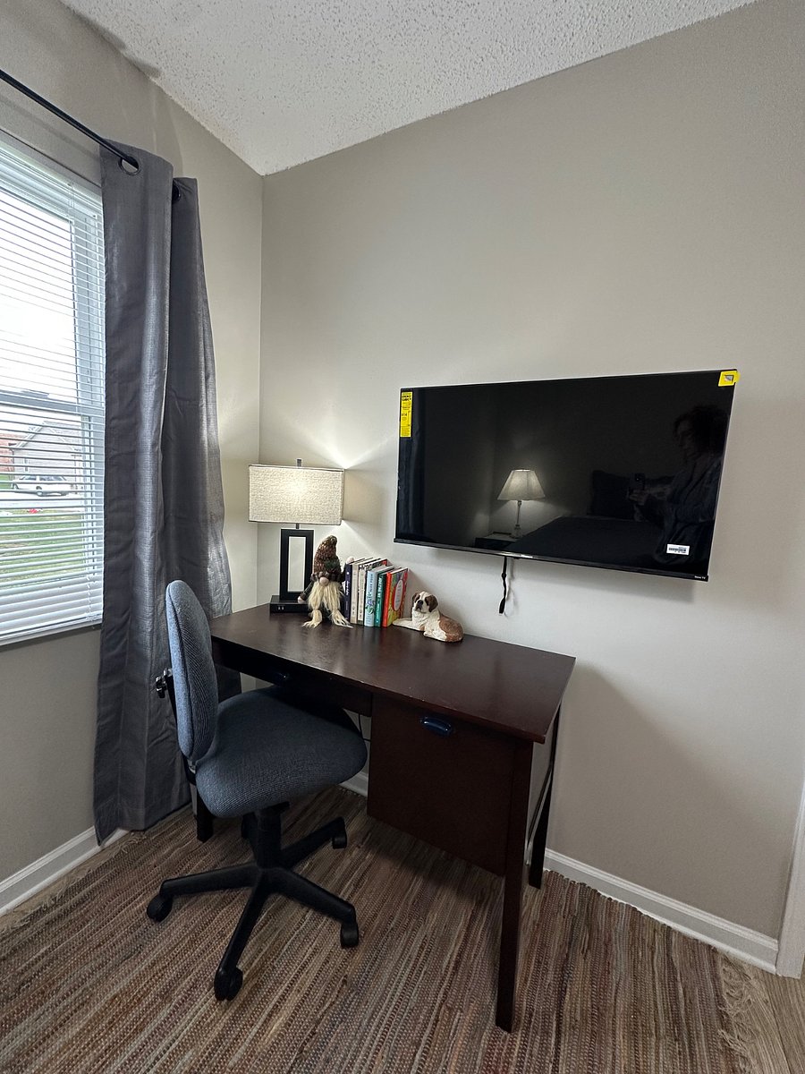 Primary bedroom: desk w/chair & Smart TV
