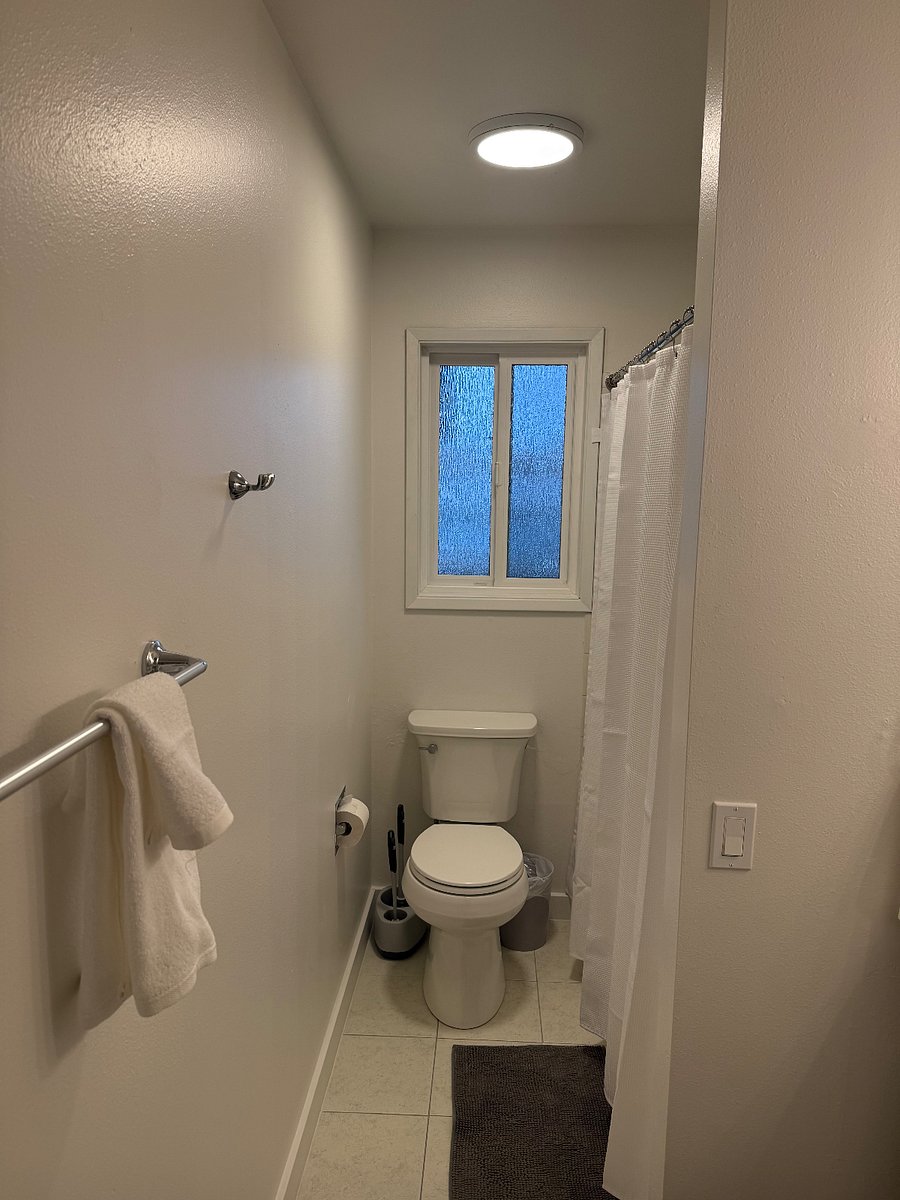 Hall bathroom has bathtub/shower
(Shared with bedroom 1 and 2)