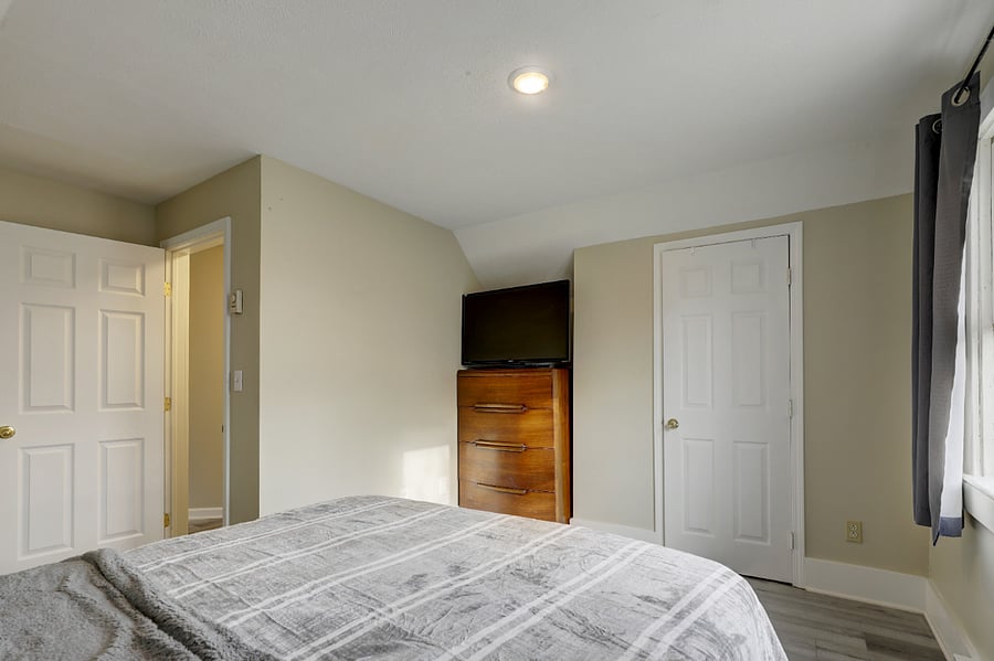 1st Bedroom Queen