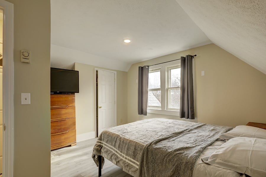 1st Bedroom Queen