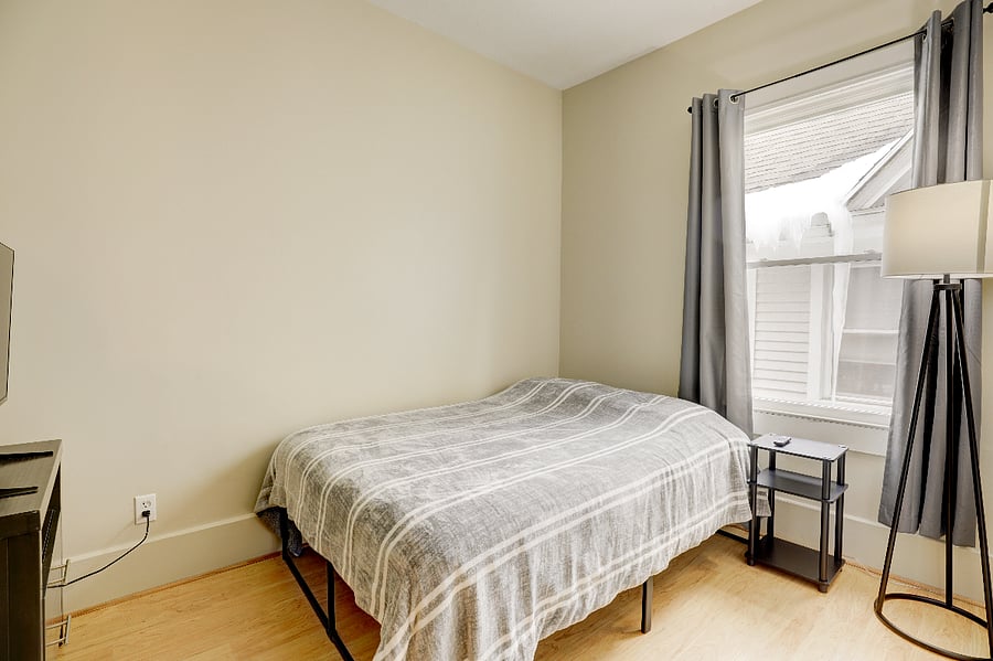 Full size bedroom 1