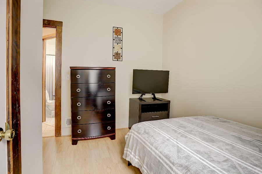 Full size bedroom 1