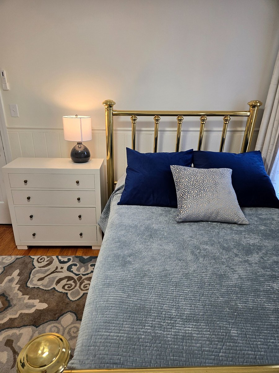 Luxurious high thread count cotton sheets, and velvet quilt and pillow shams. Latex pillows for sleeping and European feather pillows for reading or watching TV in bed make it easy to be comfortable no matter what you are doing.